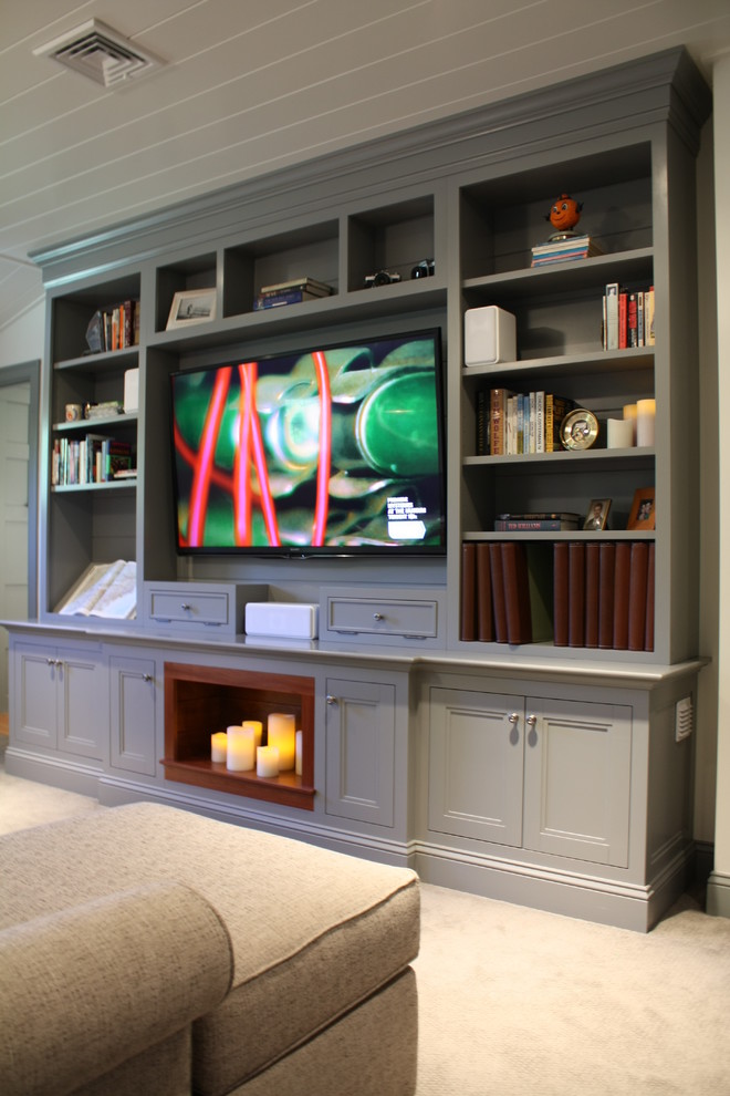 Imagen de sala de estar cerrada clásica renovada con paredes blancas, moqueta y televisor colgado en la pared