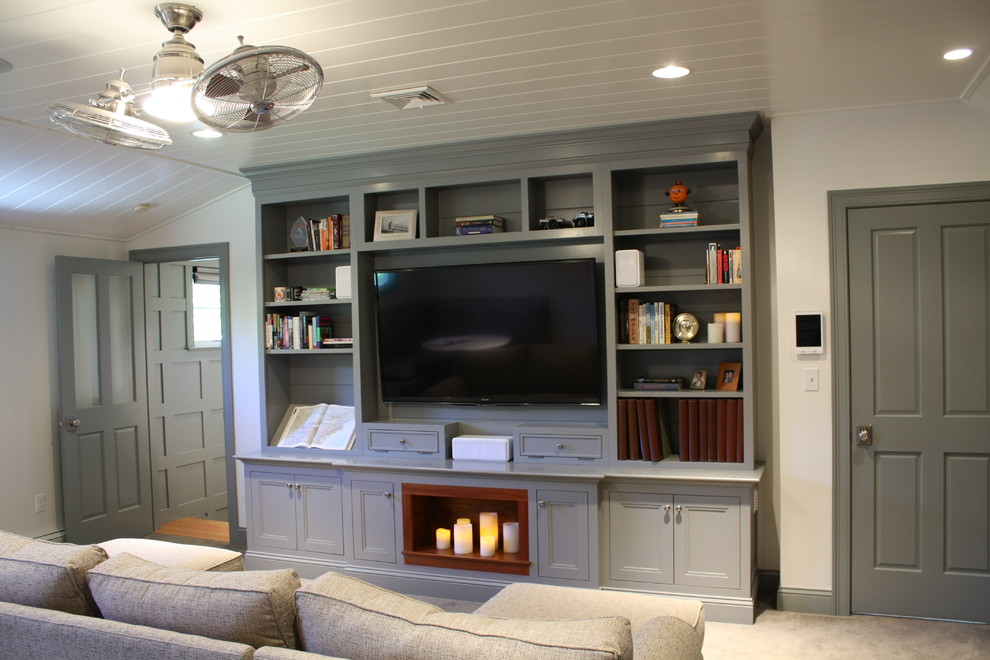 Modelo de sala de estar cerrada tradicional renovada con paredes blancas, moqueta y televisor colgado en la pared