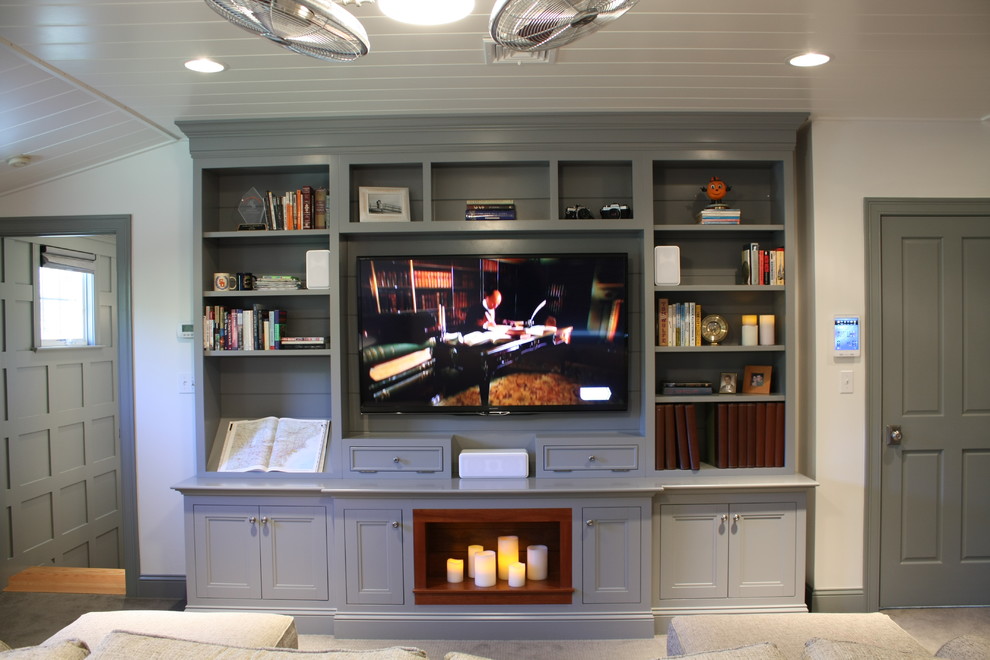 Abgetrenntes Klassisches Wohnzimmer mit weißer Wandfarbe, Teppichboden und TV-Wand in Boston