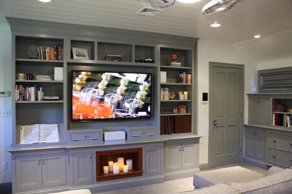 Imagen de sala de estar cerrada clásica renovada con paredes blancas, moqueta y televisor colgado en la pared