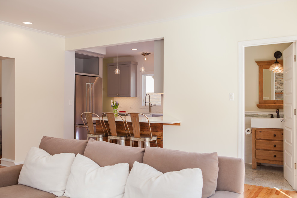 Mittelgroßes, Offenes Klassisches Wohnzimmer mit beiger Wandfarbe und hellem Holzboden in Chicago