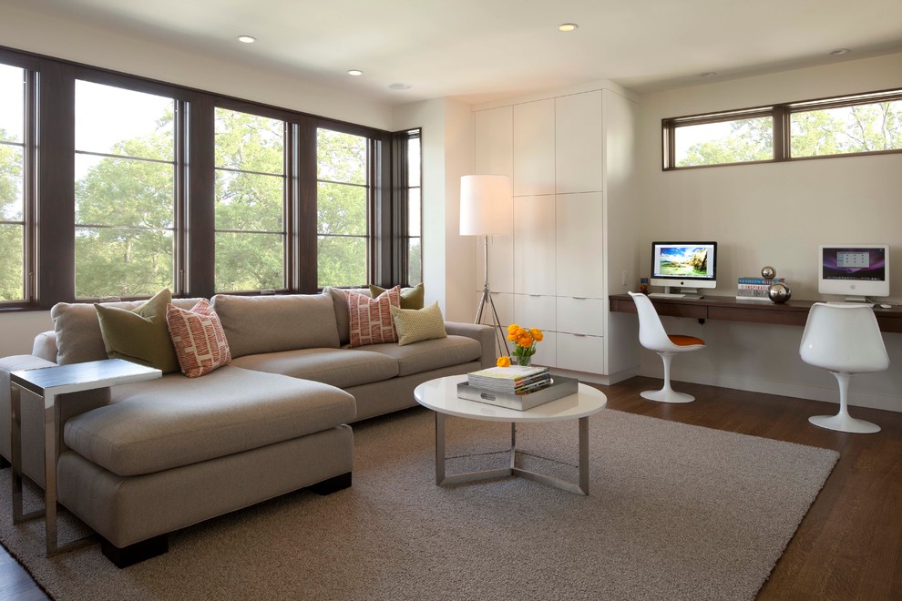 Modernes Wohnzimmer mit beiger Wandfarbe und dunklem Holzboden in Minneapolis