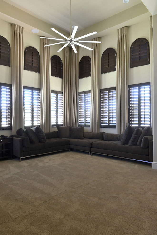 Ejemplo de sala de estar cerrada tradicional renovada grande con paredes beige, moqueta y suelo marrón