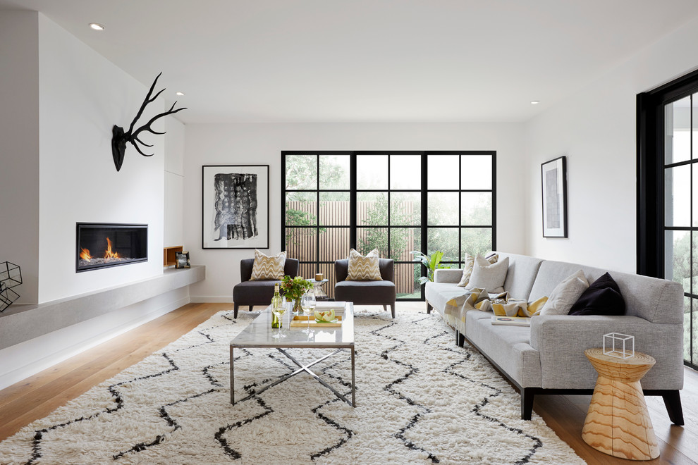 Offenes Modernes Wohnzimmer mit weißer Wandfarbe, hellem Holzboden und Gaskamin in Melbourne