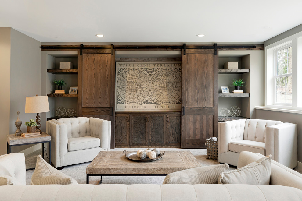 Ejemplo de sala de estar abierta tradicional renovada grande sin chimenea con paredes grises, moqueta y suelo gris