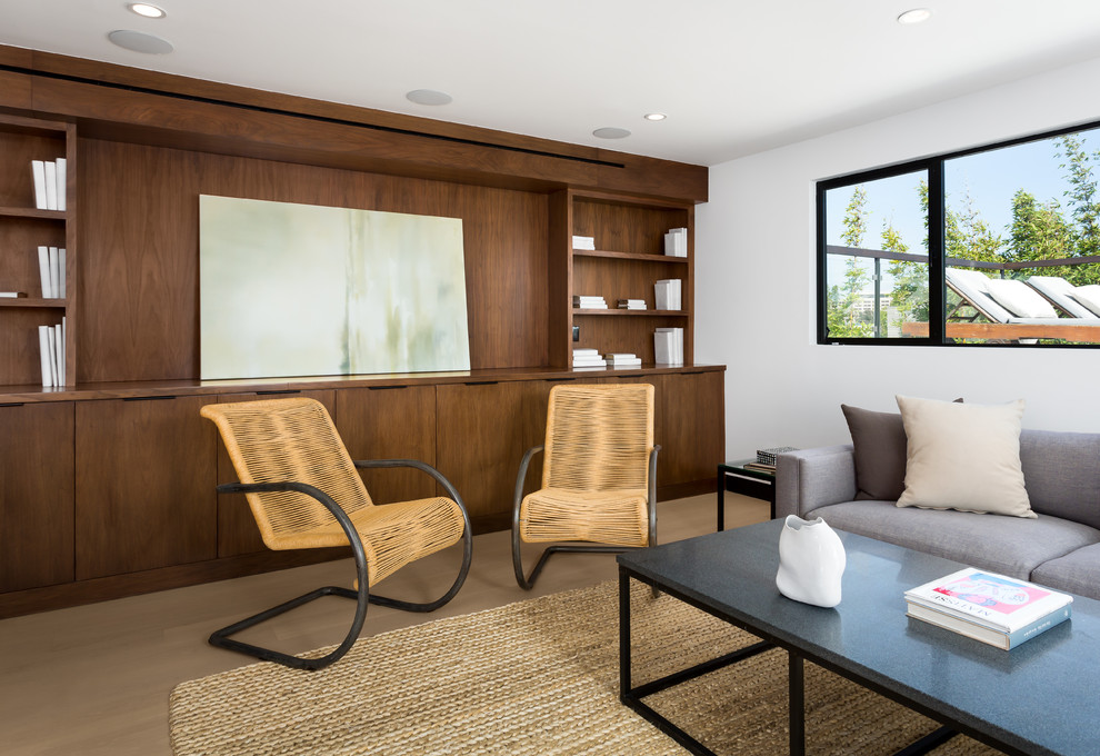 Foto di un soggiorno design di medie dimensioni e chiuso con pareti bianche, parquet chiaro, nessun camino e pavimento beige
