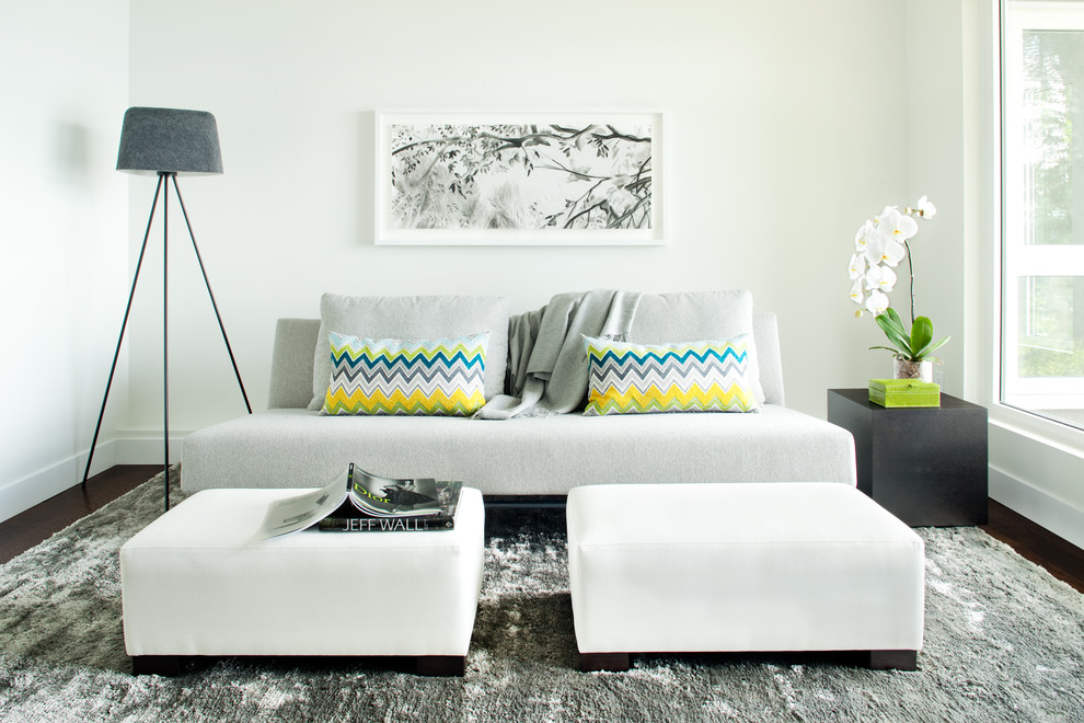 Modernes Wohnzimmer mit weißer Wandfarbe und braunem Boden in Vancouver