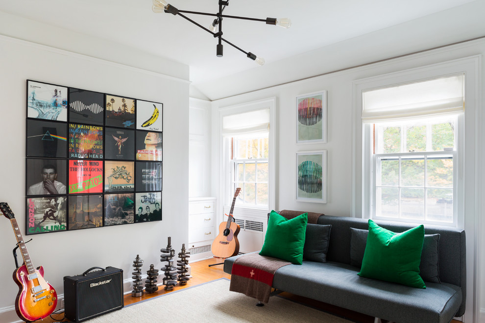 Modelo de sala de estar con rincón musical clásica renovada de tamaño medio con paredes blancas y suelo de madera en tonos medios