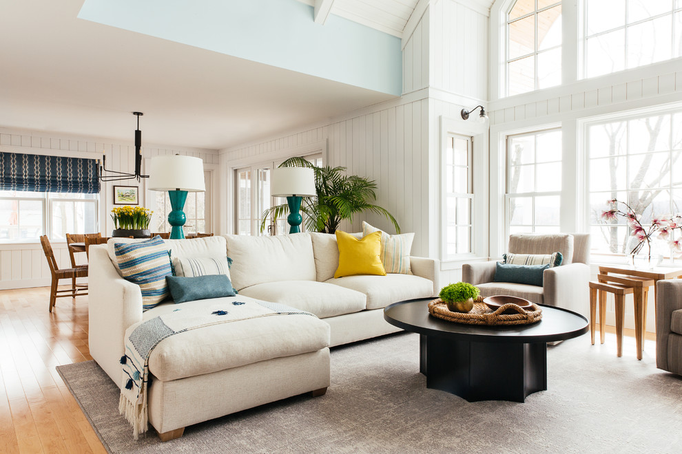 Foto de sala de estar abierta clásica renovada grande con paredes blancas, moqueta, todas las chimeneas, marco de chimenea de baldosas y/o azulejos y suelo gris