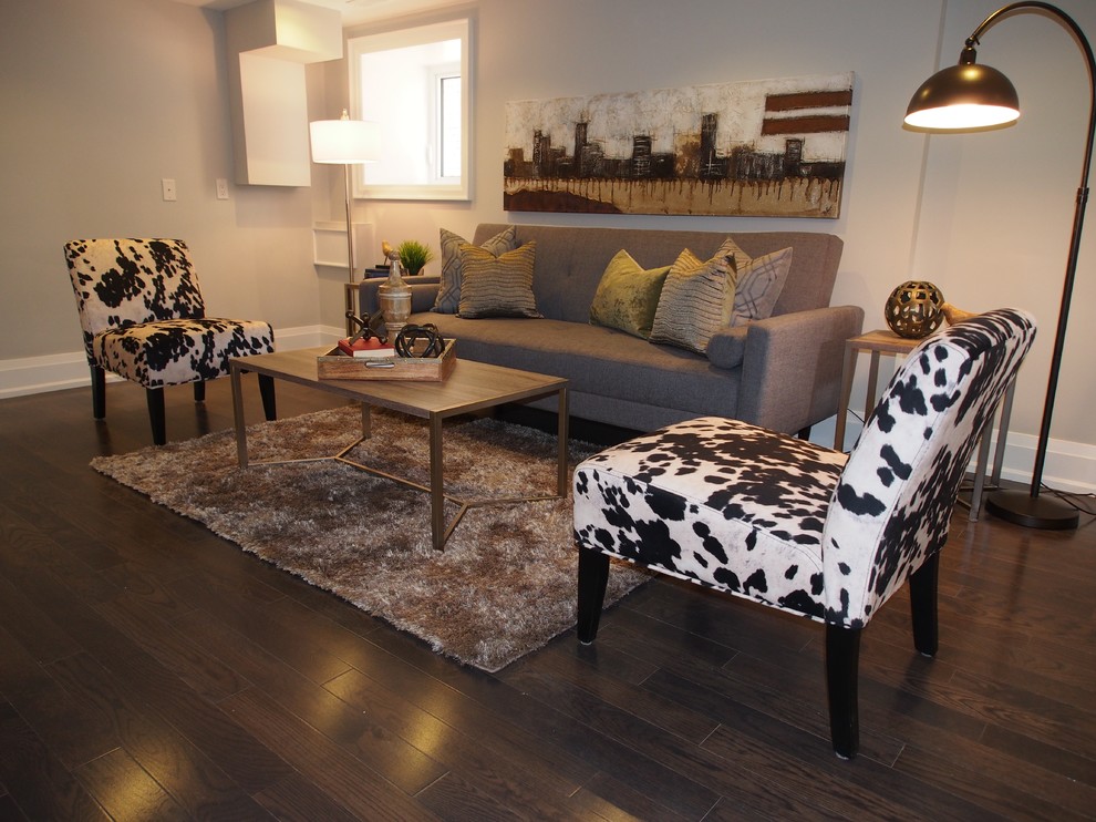 Modelo de sala de estar tradicional renovada grande con paredes grises y suelo de madera oscura