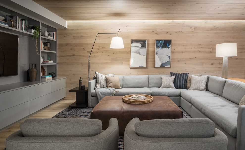 Modernes Wohnzimmer mit brauner Wandfarbe, hellem Holzboden, Multimediawand und braunem Boden in Boston
