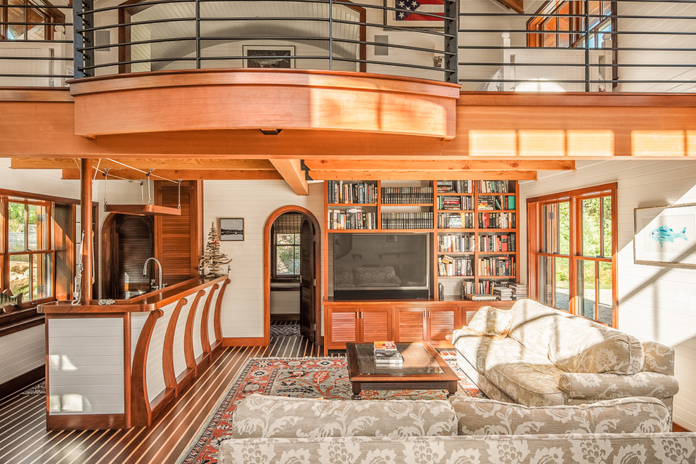 Cette image montre une salle de séjour marine avec un bar de salon, un mur blanc et un téléviseur encastré.