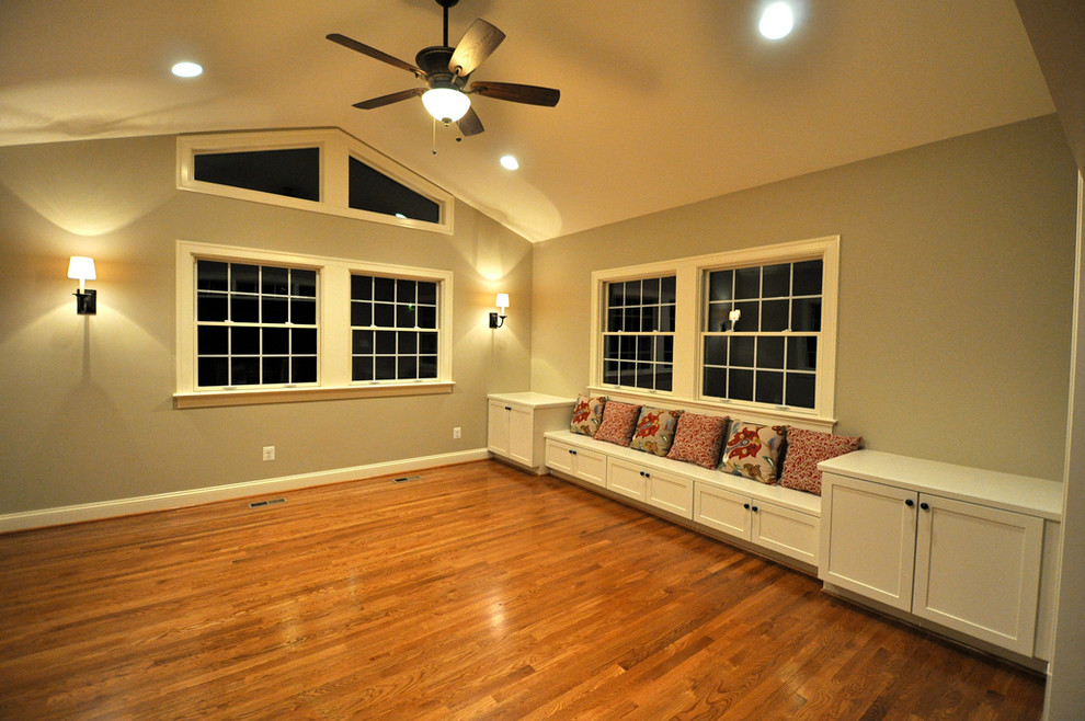 Immagine di un grande soggiorno chic aperto con pareti grigie e pavimento in legno massello medio