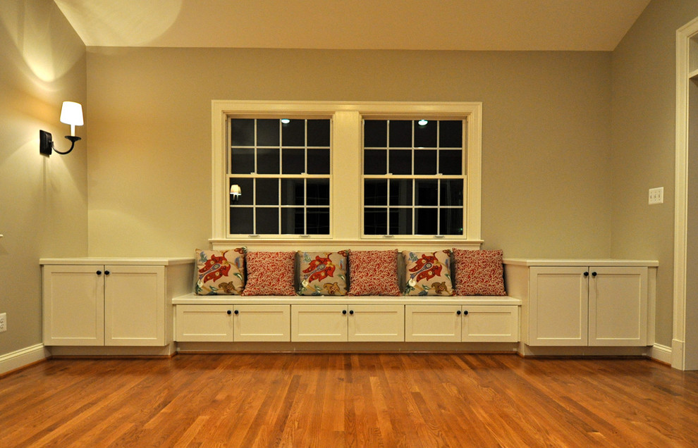 Modelo de sala de estar abierta tradicional renovada grande con paredes grises y suelo de madera en tonos medios