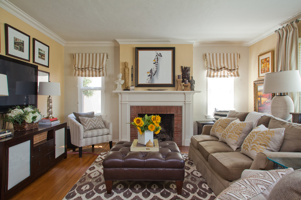 Modelo de sala de estar cerrada clásica de tamaño medio con paredes amarillas, suelo de madera en tonos medios, todas las chimeneas y televisor independiente