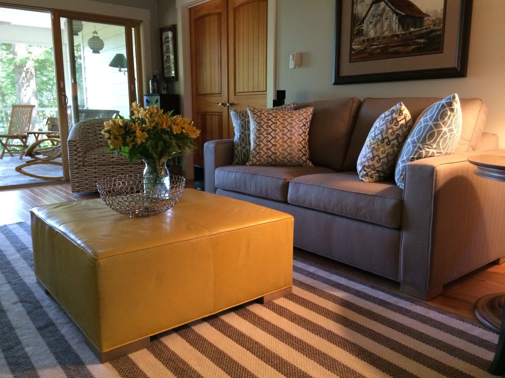 Imagen de sala de estar cerrada clásica renovada de tamaño medio con suelo de madera en tonos medios