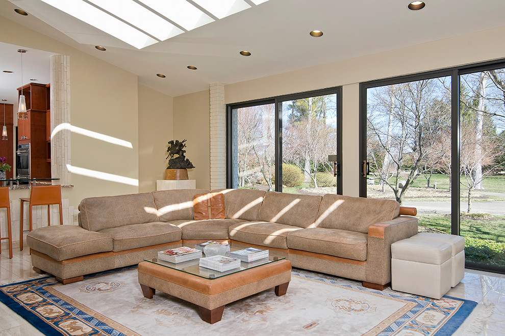 Großes, Fernseherloses, Offenes Modernes Wohnzimmer mit beiger Wandfarbe und Marmorboden in Washington, D.C.