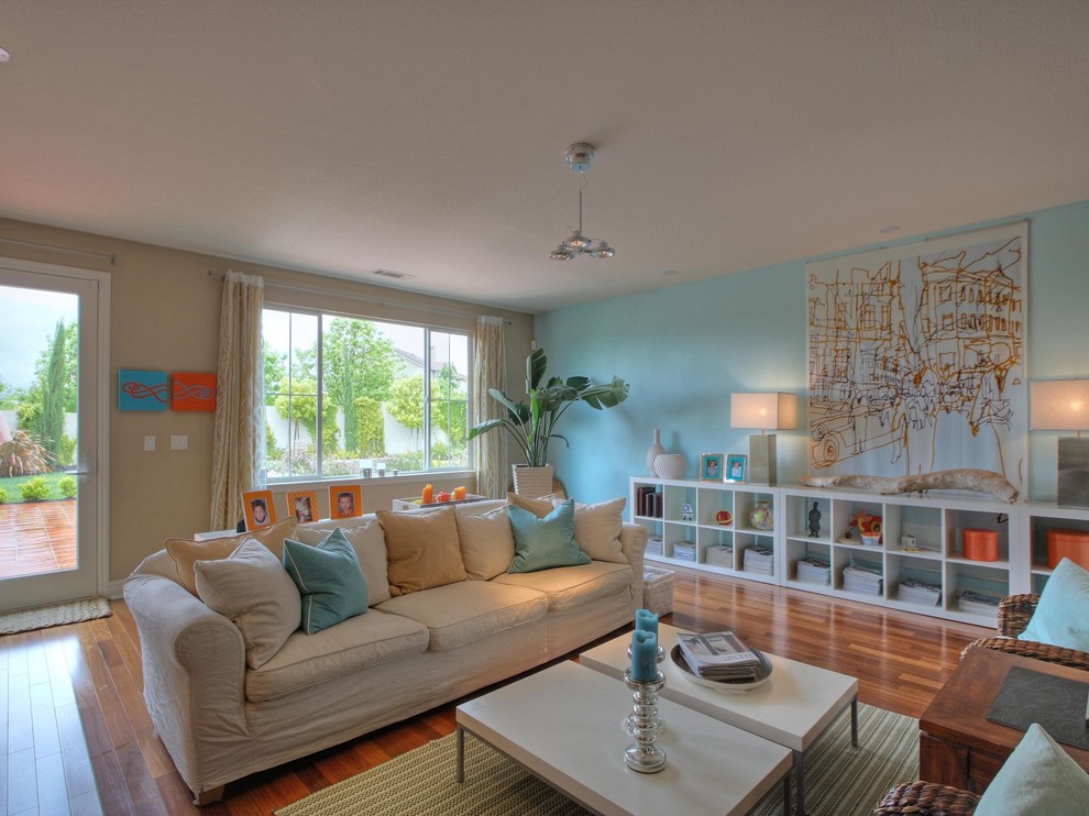 Mittelgroßes, Abgetrenntes Maritimes Wohnzimmer mit beiger Wandfarbe, braunem Holzboden, Kamin und Kaminumrandung aus Beton in San Francisco