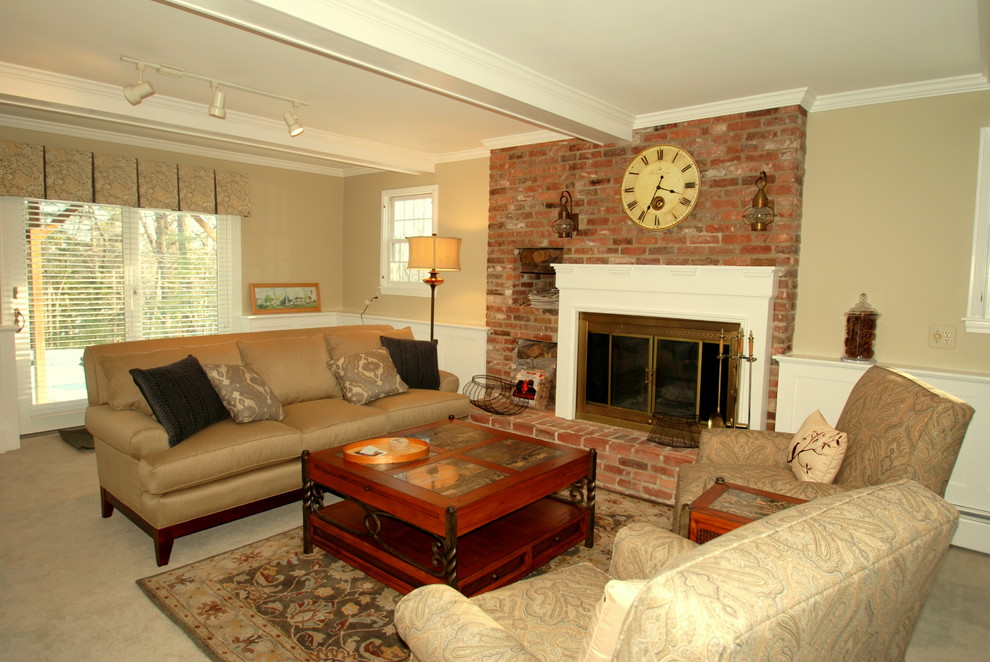 Ejemplo de sala de estar abierta clásica renovada grande con paredes beige, moqueta, todas las chimeneas, marco de chimenea de ladrillo y pared multimedia