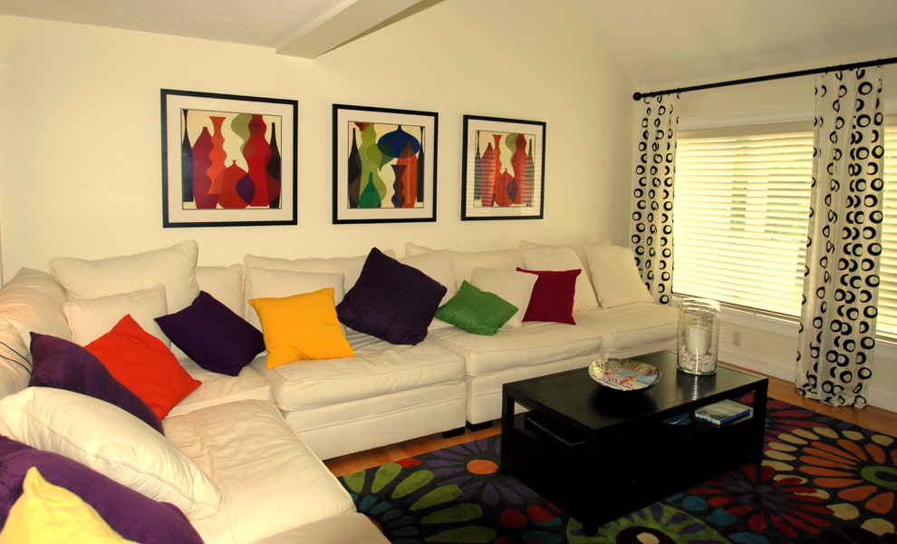 На фото: открытая гостиная комната среднего размера в стиле неоклассика (современная классика) с бежевыми стенами и светлым паркетным полом с