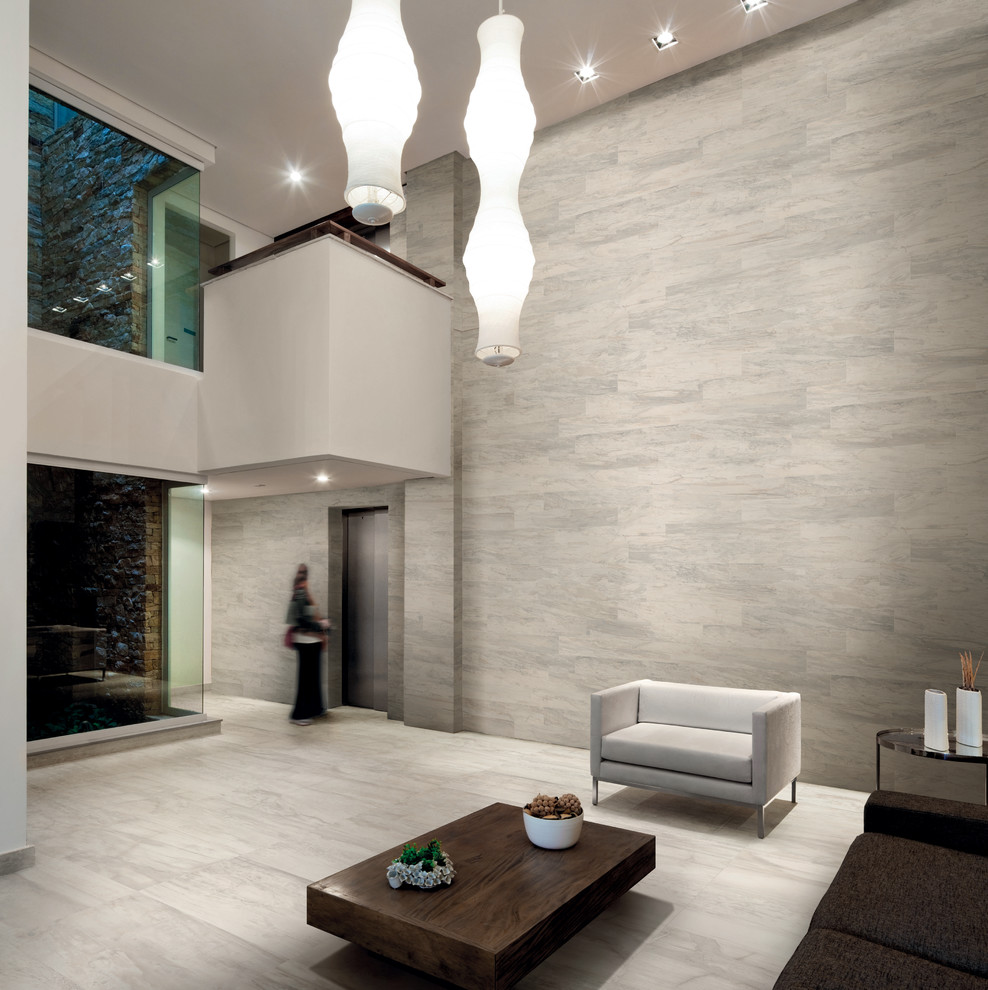 Idee per un soggiorno design aperto con pareti grigie e pavimento in gres porcellanato