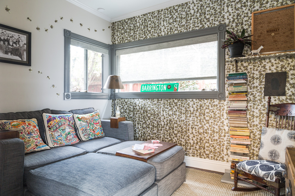 Diseño de sala de estar cerrada ecléctica pequeña con paredes beige, moqueta y televisor colgado en la pared