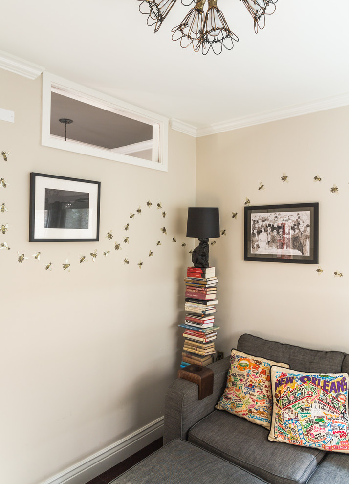 Immagine di un piccolo soggiorno bohémian chiuso con pareti beige, moquette e TV a parete