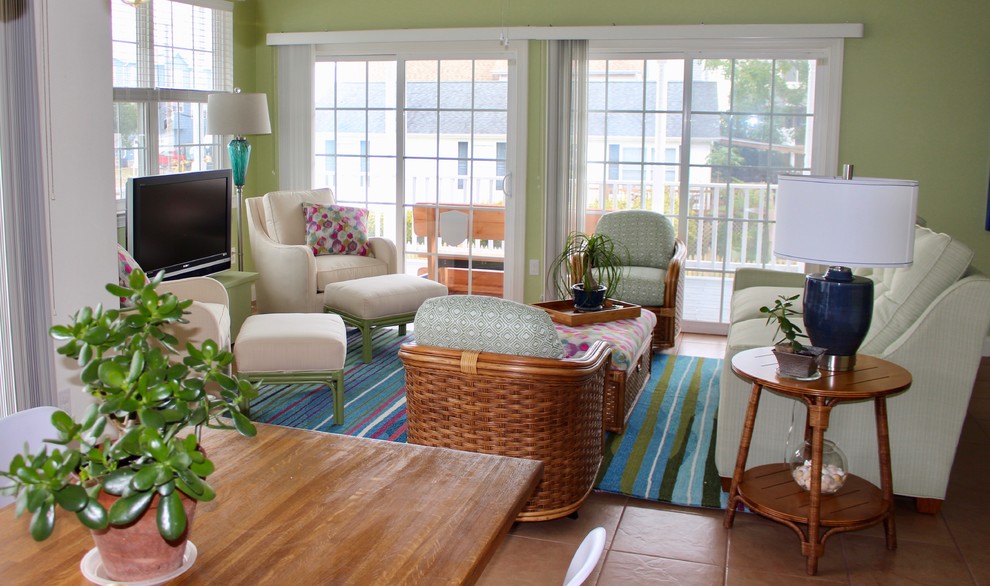 Kleines, Offenes Maritimes Wohnzimmer ohne Kamin mit grüner Wandfarbe, Keramikboden und freistehendem TV in Washington, D.C.