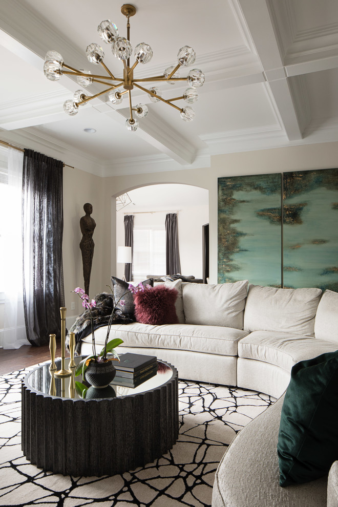 Ejemplo de sala de estar abierta tradicional renovada grande con suelo de madera oscura y suelo marrón
