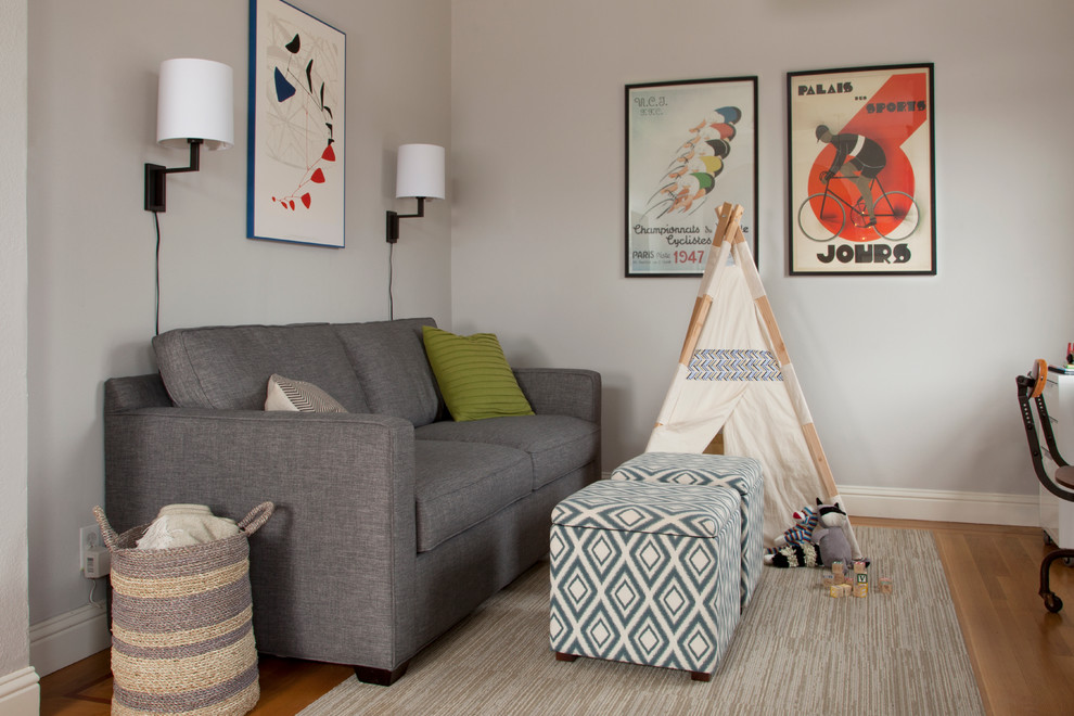 Foto de sala de estar clásica renovada de tamaño medio sin chimenea y televisor con paredes grises