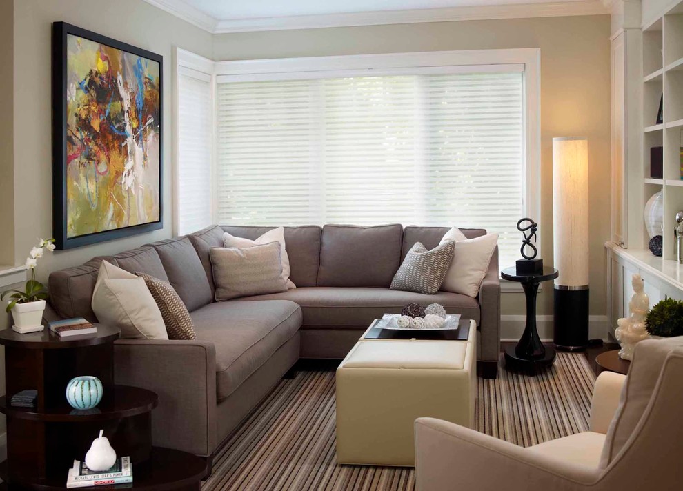 Exemple d'une salle de séjour tendance de taille moyenne et fermée avec un mur beige et parquet foncé.