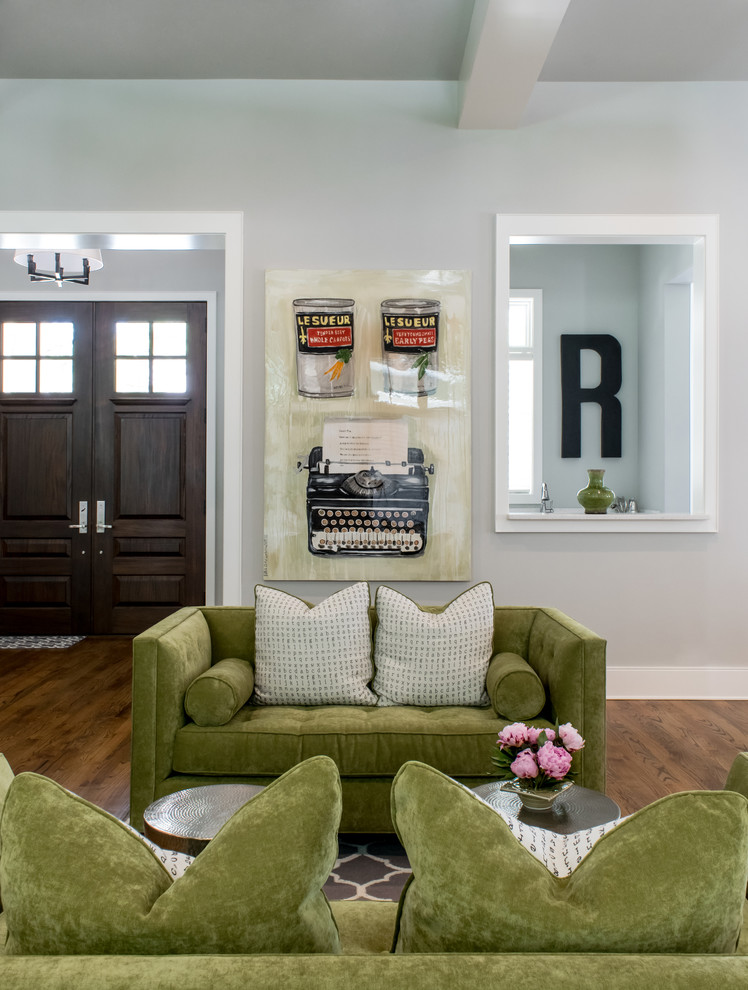 Foto de sala de estar abierta clásica renovada grande sin chimenea con paredes grises, suelo de madera en tonos medios y pared multimedia