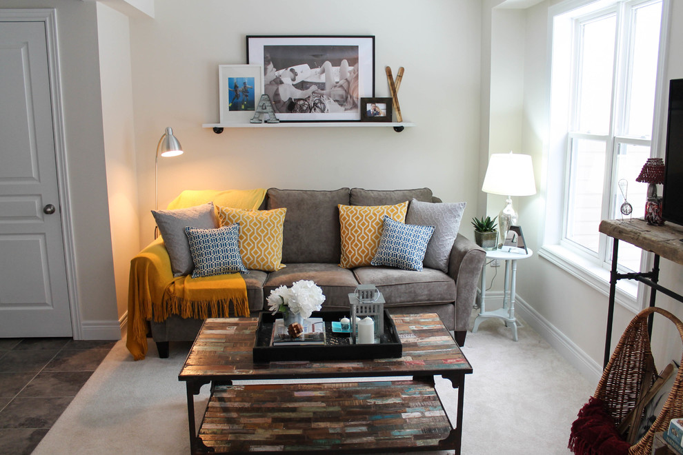 Imagen de sala de estar abierta actual pequeña sin chimenea con paredes blancas, televisor independiente, moqueta y suelo gris