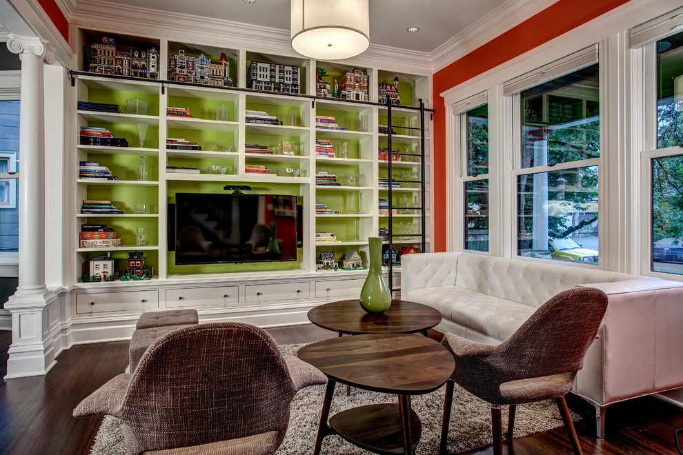 Uriges Wohnzimmer ohne Kamin mit grüner Wandfarbe, dunklem Holzboden und Multimediawand in Seattle