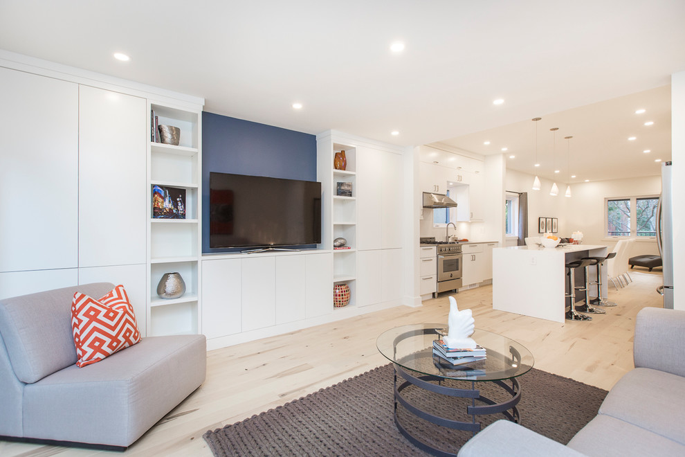 Kleines, Offenes Modernes Wohnzimmer ohne Kamin mit blauer Wandfarbe, hellem Holzboden und beigem Boden in Ottawa