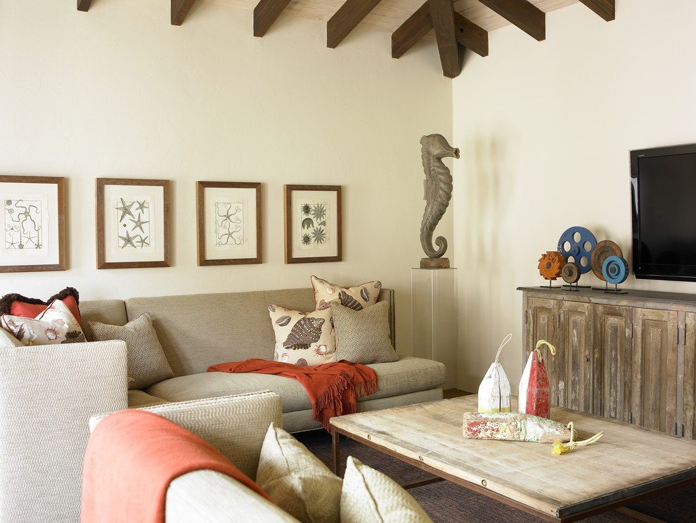 Immagine di un soggiorno stile marinaro con pareti beige