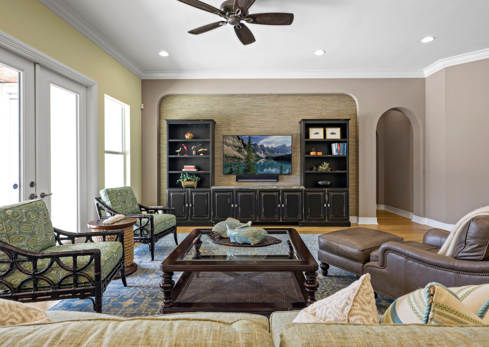 На фото: гостиная комната в морском стиле с серыми стенами, паркетным полом среднего тона, телевизором на стене и коричневым полом