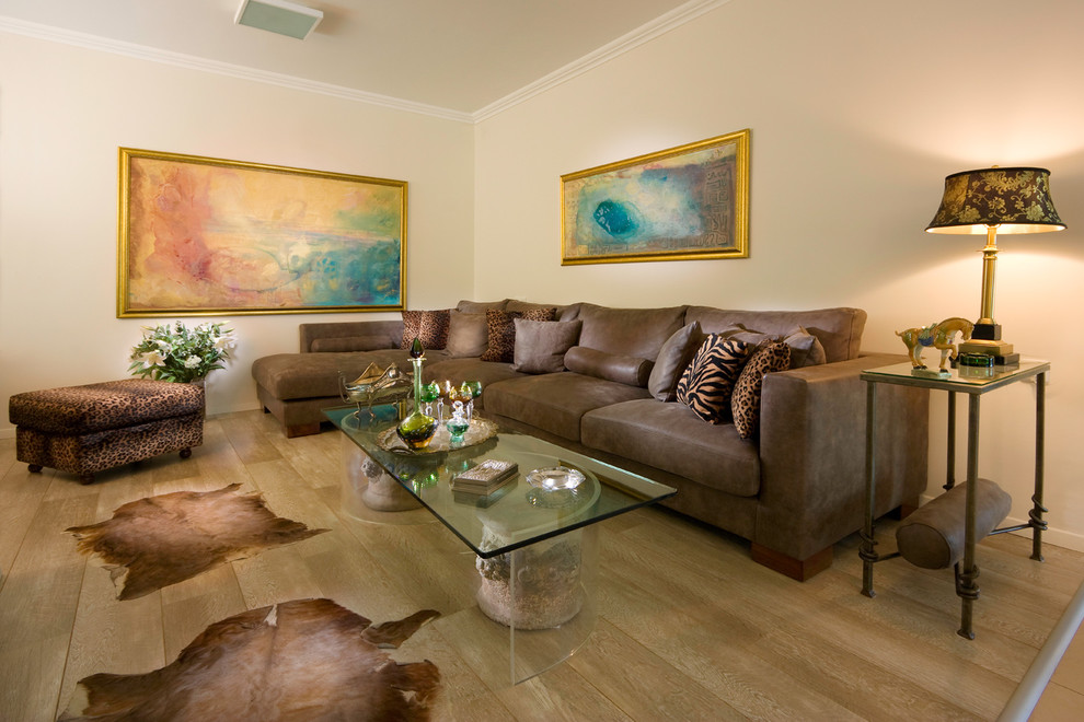 Modernes Wohnzimmer mit beiger Wandfarbe und braunem Holzboden in Sonstige