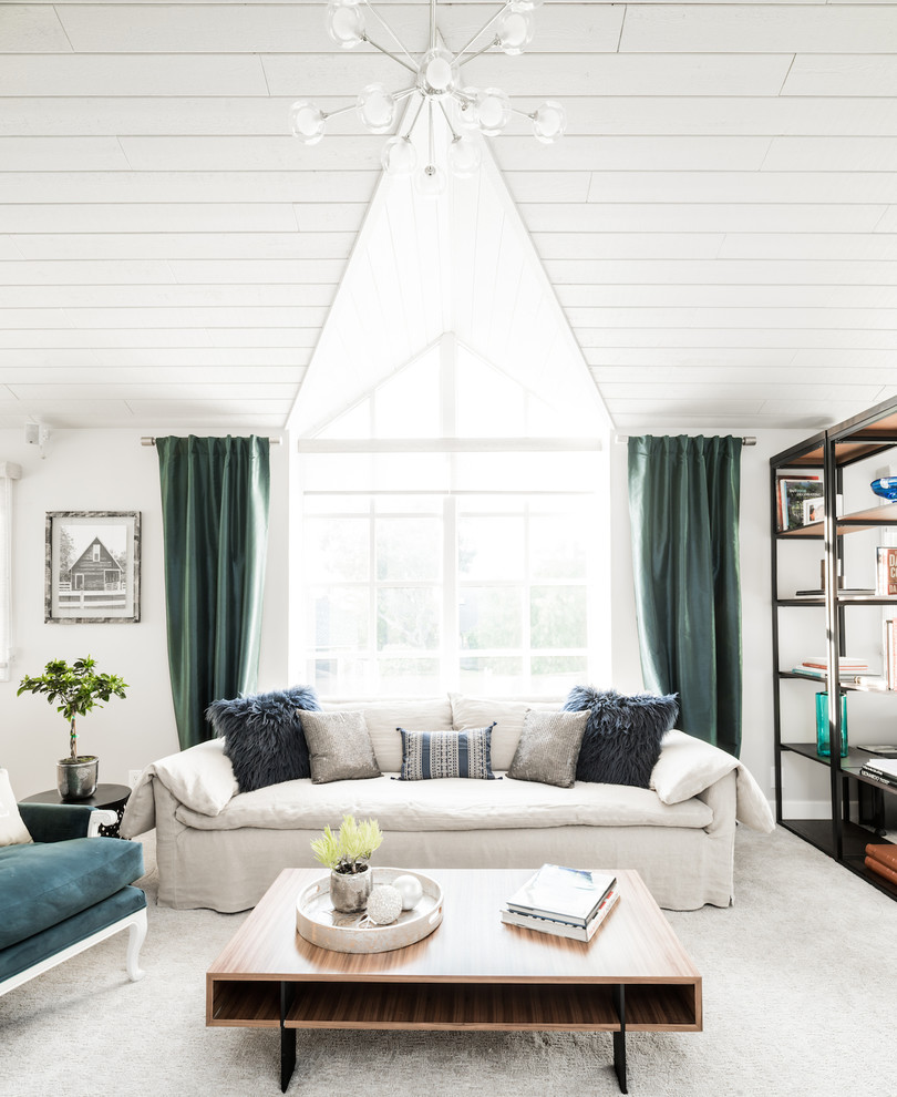 На фото: открытая гостиная комната среднего размера в стиле неоклассика (современная классика) с белыми стенами, ковровым покрытием и синими шторами с