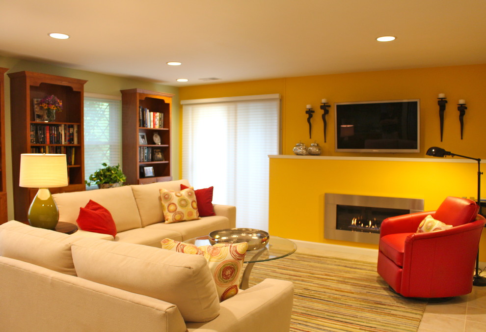 Exempel på ett mellanstort modernt allrum med öppen planlösning, med gula väggar, klinkergolv i porslin, en standard öppen spis och en väggmonterad TV