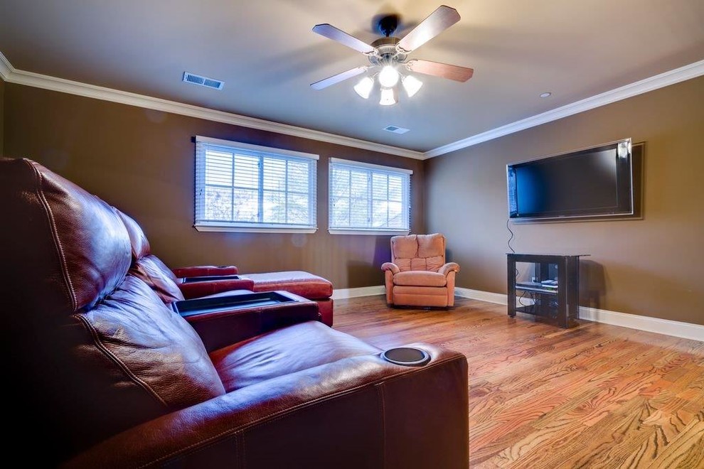 Esempio di un grande soggiorno chic chiuso con pareti marroni, pavimento in legno massello medio, nessun camino, TV a parete e pavimento marrone