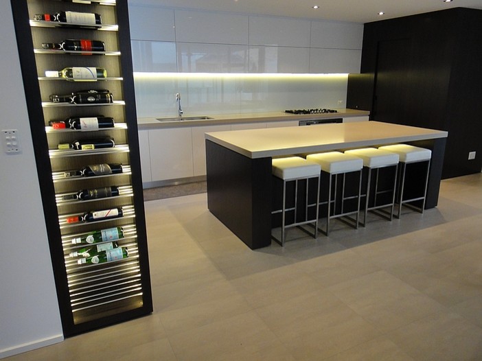 Große Moderne Küche mit Porzellan-Bodenfliesen in Perth