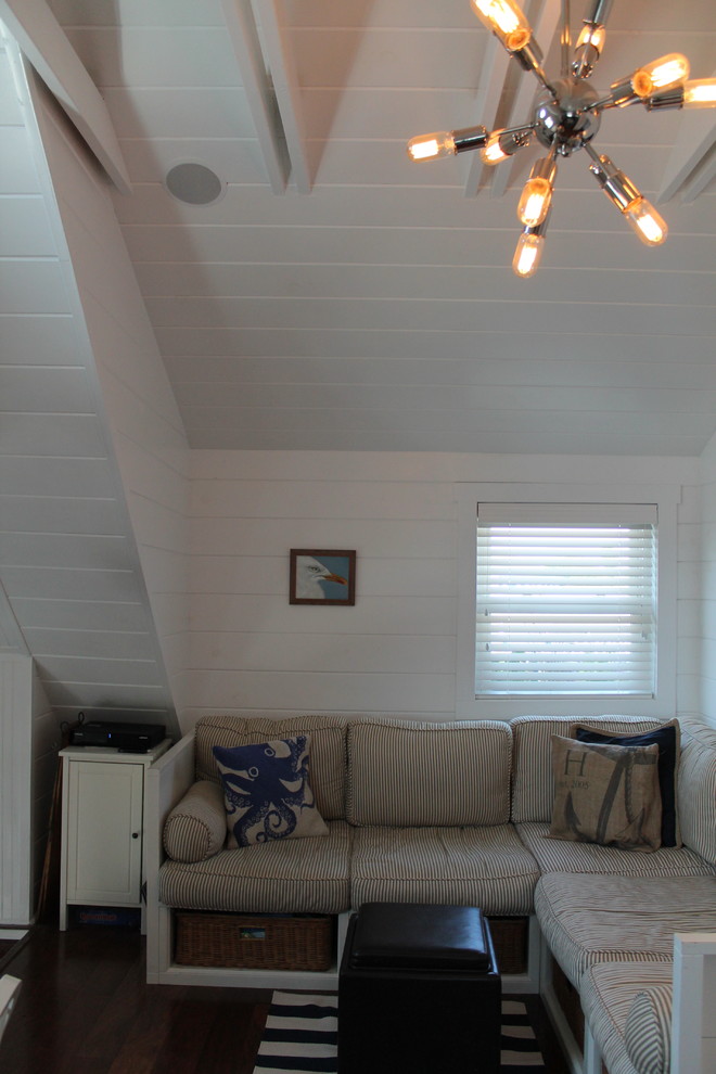 Imagen de sala de estar tipo loft marinera pequeña con paredes blancas y suelo de madera oscura