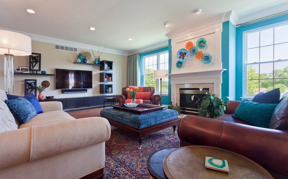 Großes, Offenes Klassisches Wohnzimmer mit blauer Wandfarbe, Kamin, verputzter Kaminumrandung, TV-Wand, braunem Holzboden und braunem Boden in Philadelphia