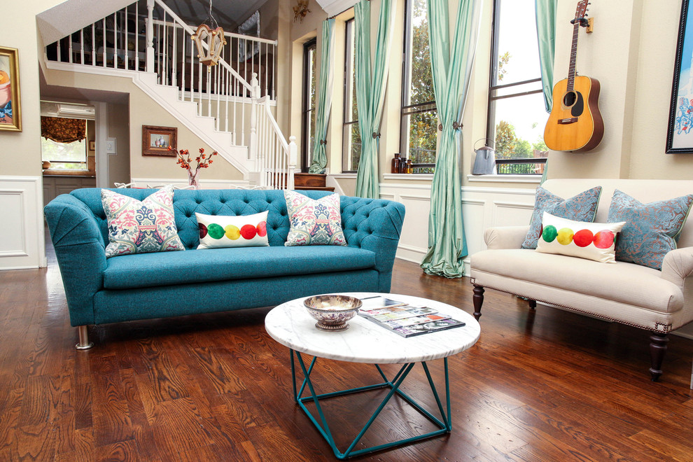 Imagen de sala de estar bohemia de tamaño medio con paredes beige y suelo de madera en tonos medios