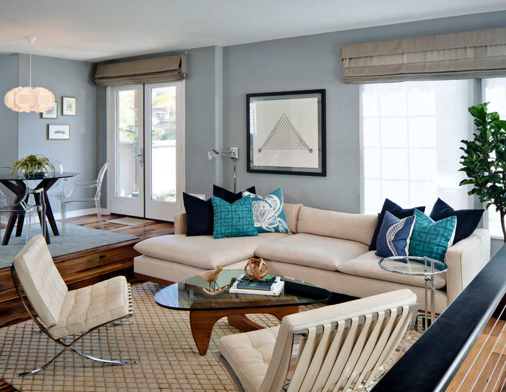 Foto di un soggiorno stile marino di medie dimensioni e aperto con pareti grigie e parquet chiaro