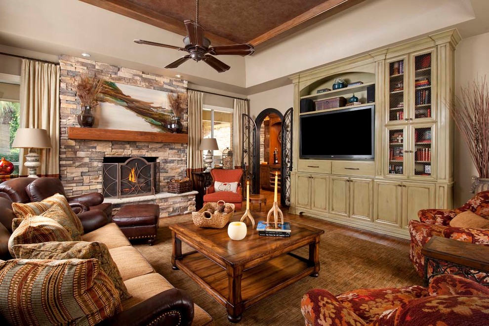 Diseño de sala de estar abierta tradicional con paredes beige, suelo de madera en tonos medios, todas las chimeneas y pared multimedia