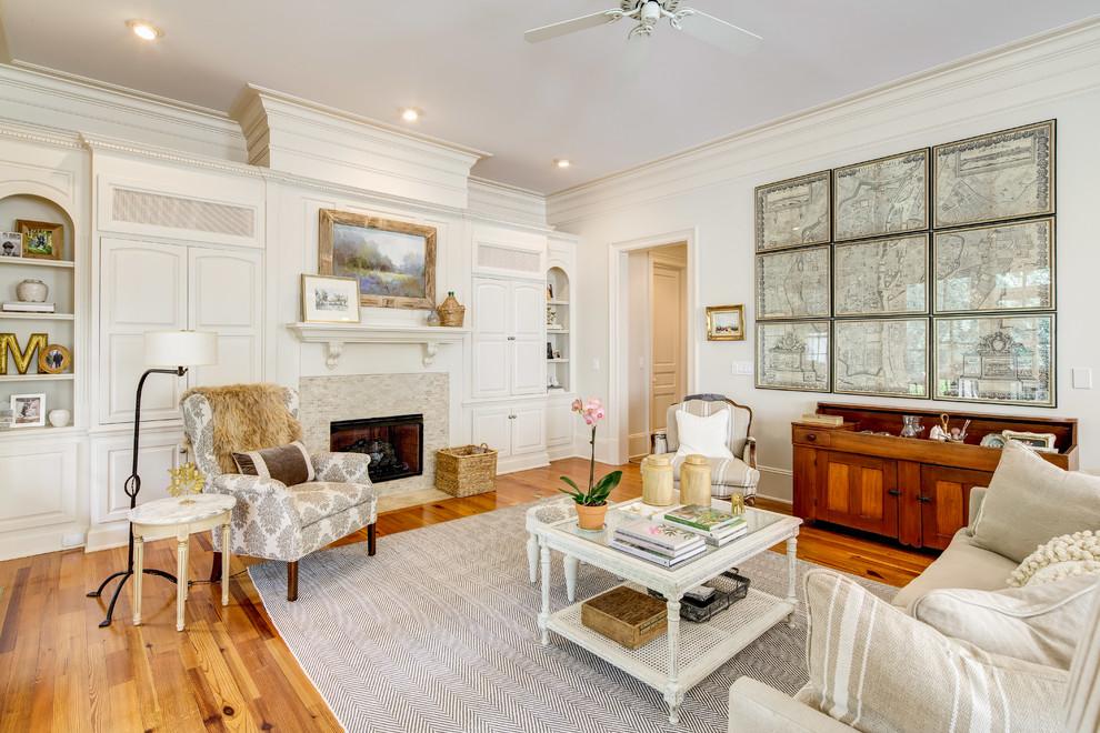 Wohnzimmer mit weißer Wandfarbe, braunem Holzboden, Kamin und gefliester Kaminumrandung in Atlanta