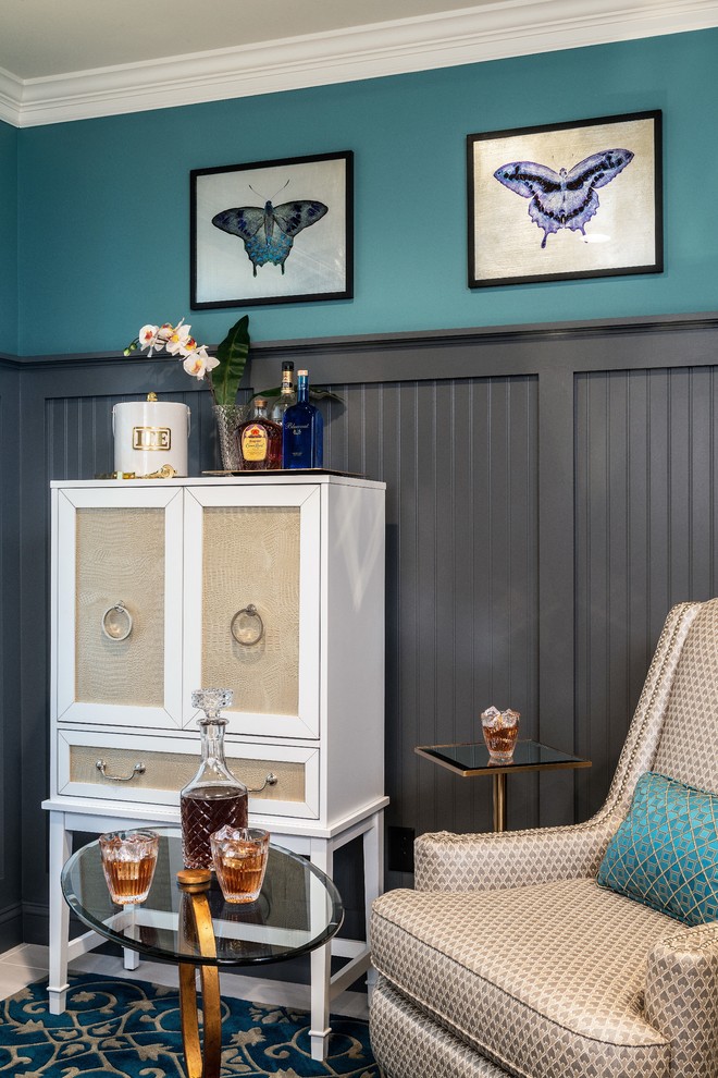 Пример оригинального дизайна: маленькая открытая гостиная комната в стиле неоклассика (современная классика) с домашним баром, синими стенами, мраморным полом и белым полом для на участке и в саду