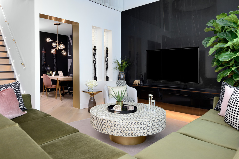 Foto de sala de estar abierta actual de tamaño medio sin chimenea con paredes blancas, suelo de madera clara y televisor colgado en la pared